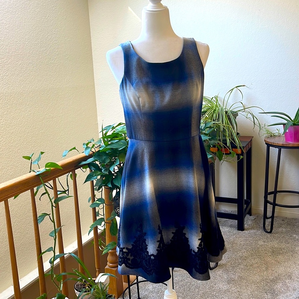 Jessica Simpson ombré blue dress with black detailed trim